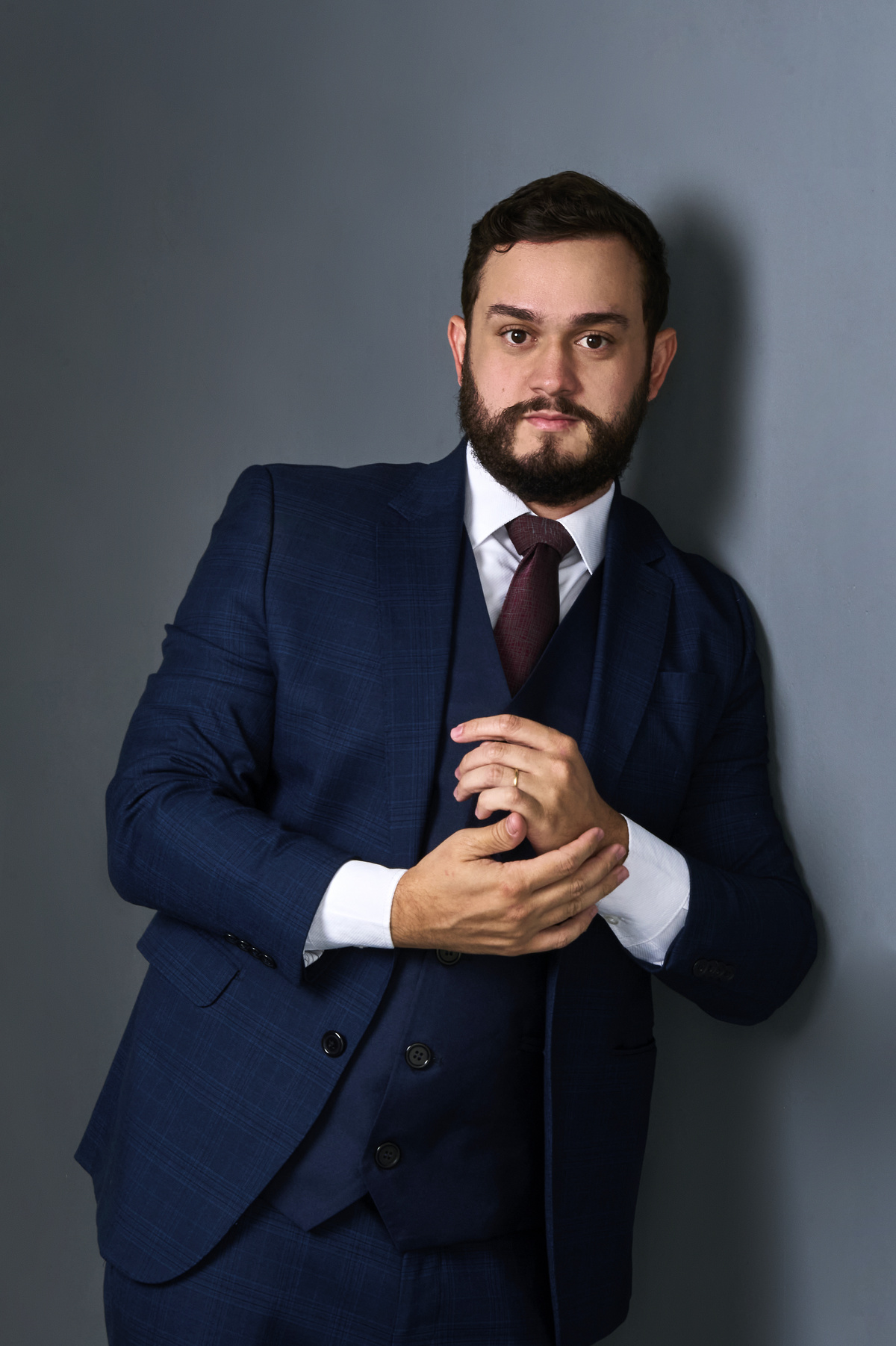Dr. Matheus Felipe em traje profissional